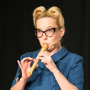 Blonde Bombshell Burlesque München, Moderatorin Philomena von Brühl aka Heike Montiperle